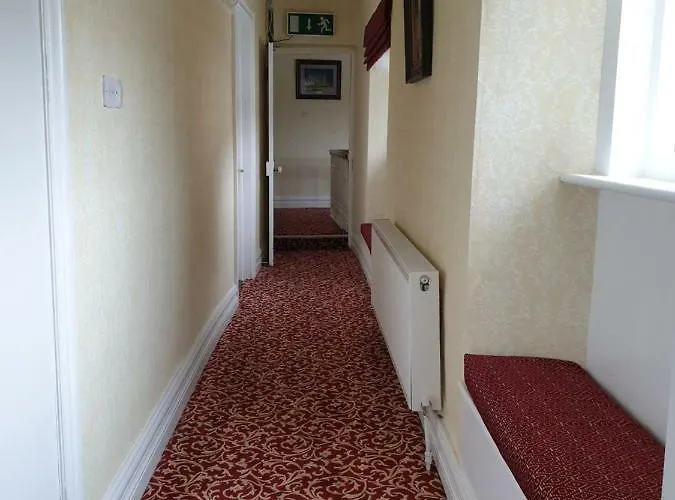 The Bounty Bar Гостевой дом Трим